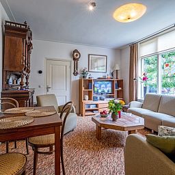 Geraeumiger Wohnbereich mit Essecke im Apartment Moleneind, Ferienhaus in De Waal, Texel.