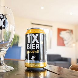 Local Texel beer experience in the comfortable living room of Huisje in De Waal, Texel.