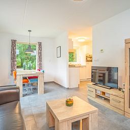 Open woonkamer en eetgedeelte in Huisje in De Waal, Texel, perfect voor familiebijeenkomsten.
