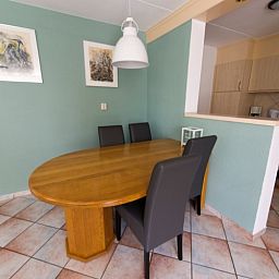 Essecke im Bungalow De Boogerd, De Waal, Texel mit moderner Einrichtung und Zugang zur voll ausgestatteten Kche.