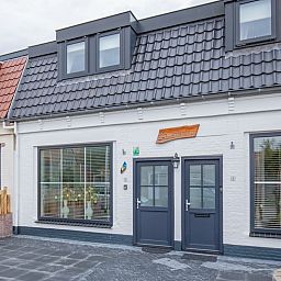 Aussenansicht der Ferienunterkunft Schoonoord in Den Burg, Texel mit schoener Terrasse.