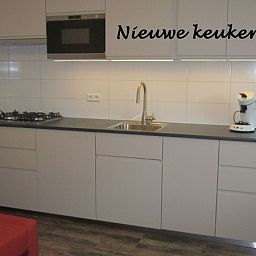 Moderne keuken in vakantiehuis Gastvrij, Den Burg, Texel. Voorzien van alle gemakken op de Waddeneilanden.