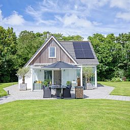 Uit Zicht vakantiehuis in Den Burg, Texel met ruime buitenruimte en terras.