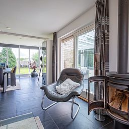 Stijlvolle zithoek met open haard in Uit Zicht, Den Burg, Texel.