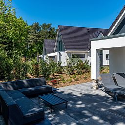Ruim terras bij Blauwe Kiekendief vakantiehuis in Den Burg Texel omgeven door natuur.