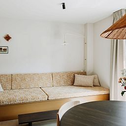 Heller Wohnraum im Luxury Apartment 4p, Den Burg, Texel mit bequemem Sofa und moderner Einrichtung.