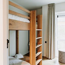 Gemuetliches Schlafzimmer mit Etagenbett im Luxusappartement 4p, Den Burg, Texel fuer einen entspannten Aufenthalt.