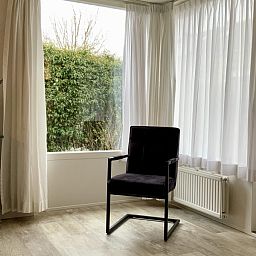 Modern kitchen in family Smit bungalow, Den Burg, Texel, complete with all conveniences for a comfortable stay.