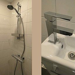 Moderne badkamer met douche in NH198 vakantiehuis Den Burg Texel.