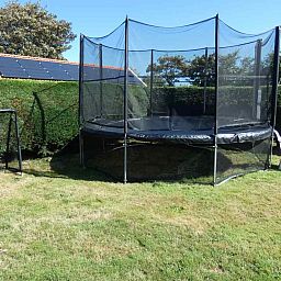 Trampoline in de tuin van NH198 vakantiehuis Den Burg Texel.