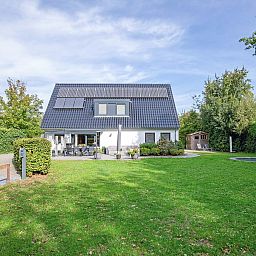 Moderne Kueche in 48 - Witte Parel, Ferienhaus Den Burg, Texel. Vollstaendig ausgestattet fuer einen unbeschwerten Aufenthalt.