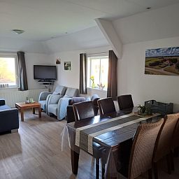 Geraeumiges Ess- und Wohnzimmer im Apartment Boerderij Irene, Ferienhaus in Den Burg, Texel.