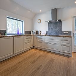 Moderne Kueche im Apartment Boerderij Irene, Ferienunterkunft in Den Burg, Texel.