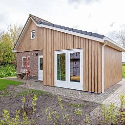 Modernes Aeusseres des Ferienhauses 5 Persoons in Den Burg Texel, ideal fuer einen Aufenthalt auf den Watteninseln.