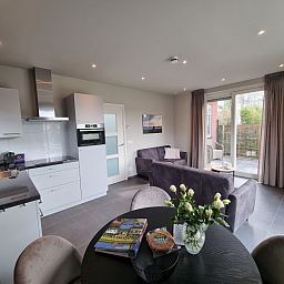 Modernes Wohnzimmer mit offener Kueche im Ferienhaus Schoonoordsingel 29a, Den Burg, Texel.