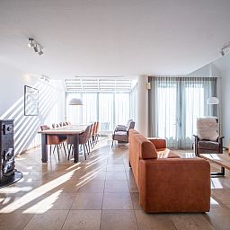 Ruime woonkamer van Korenmolen vakantiehuis in Den Burg, Texel met veel lichtinval.