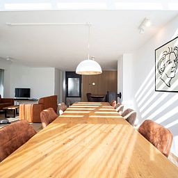 Eetruimte in Korenmolen vakantiehuis, Den Burg, Texel met grote houten tafel.