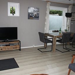 Dining area and TV room in De Molen, vacation home in Den Burg, Texel for a relaxing stay.