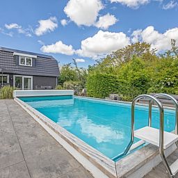 Ruim zwembad bij Villa 3C in Den Burg Texel, perfect voor ontspannen vakantie op de Waddeneilanden.