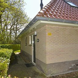 Vakantiehuis in Den Burg entree met groene omgeving op Texel