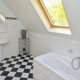 Luxe badkamer met bad in Vakantiehuis in Den Burg, Texel