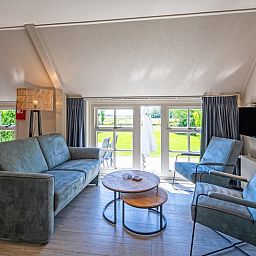 Helles Wohnzimmer mit Blick auf den Garten im Apartment Gouden Reaal 25, Den Hoorn Texel.