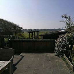 Klif 1 Wohnung 1, Terrasse mit Blick auf gruene Felder in Den Hoorn Texel, Ferienunterkunft.