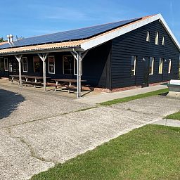 Terrasse von De Stolp II right, Ferienhaus in Den Hoorn, Texel mit Sitzgelegenheit und Aussicht.