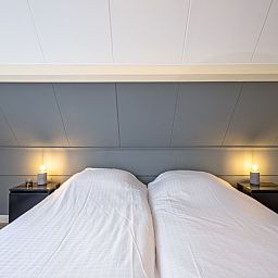 Gemuetliches Schlafzimmer mit Doppelbett im Hotel Loodsmans Welvaren - Apartment, Den Hoorn, Texel.