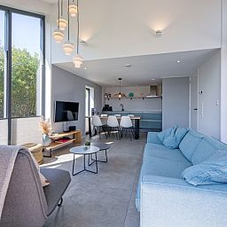 TexelZon vakantiewoning in Den Hoorn met open woonkamer en eetruimte.