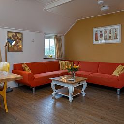 Moderne Kueche des Appartements Yellow in Den Hoorn, Texel, mit farbenfrohen Fliesen und einer geraeumigen Arbeitsflaeche fuer einen komfortablen Aufenthalt.