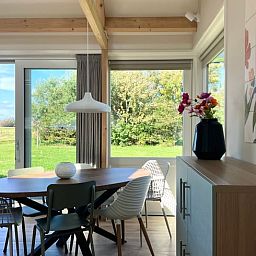 Modernes Esszimmer mit Blick auf den Garten im Ferienhaus in Den Hoorn, Texel.
