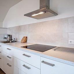 Schicke Kuecheneinrichtung im Ferienhaus Grietje, Den Hoorn, Texel mit Herd und geraeumigen Arbeitsflaechen.