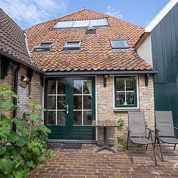 Sonnige Terrasse im Ferienhaus Ants Nest in Den Hoorn Texel mit bequemen Stuehlen