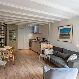 Stilvolles, modern eingerichtetes Wohnzimmer im Ferienhaus Ants Nest Den Hoorn Texel
