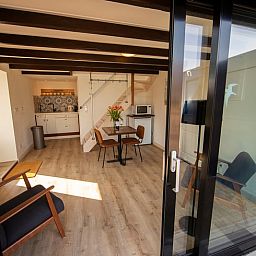 Luftaufnahme des Ferienhauses in Oosterend, Texel, mit Blick auf Meer und Wiesen.