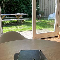 Blick vom Esszimmer des Ferienhauses in Oosterend Texel, mit Zugang zum Garten.