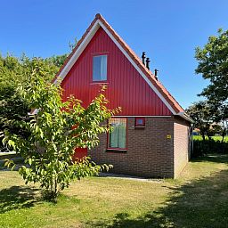 Ruime woonkamer in Type II - nr. 47 Koolmees, vakantiehuis Oosterend, Texel met comfortabele bruine banken.