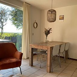 Moderne keuken in Type II - nr. 47 Koolmees, vakantiehuis Oosterend, Texel met witte kasten en apparatuur.