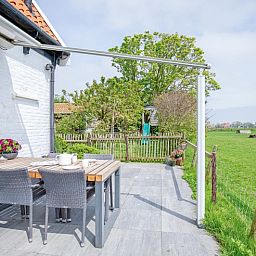 Terras van 't Raadsel in Oosterend Texel met uitzicht op de natuur van de Waddeneilanden.