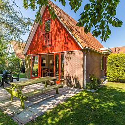Terrace with picnic table at Type I - No. 49 Kragenmaker, vacation home in Oosterend Texel, surrounded by nature on the Wadden Islands.