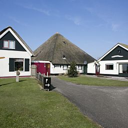 Rustieke omgeving van Hoe bestaat het in Oosterend, Texel met traditionele architectuur.