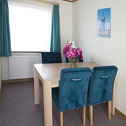 Eetruimte in Hoe bestaat het vakantiehuis in Oosterend, Texel met stijlvolle inrichting.