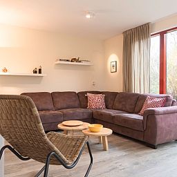 Gemuetliches Wohnzimmer von Typ II - Nr. 81 Bachstelze in Oosterend, Texel, mit bequemer Sitzecke.