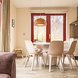 Essecke des Ferienhauses Typ II - Nr. 81 Bachstelze in Oosterend, Texel, mit Blick auf den Garten.