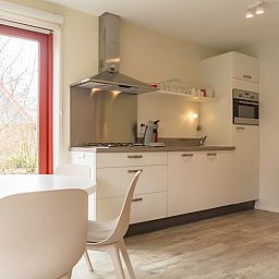 Moderne Kueche in Typ II - Nr. 81 White Wagtail, Oosterend, Texel, mit Essbereich und grossen Fenstern.