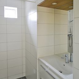 Fresh bathroom of Type I - No. 89 Lark, vacation home in Oosterend, Texel, with modern amenities.