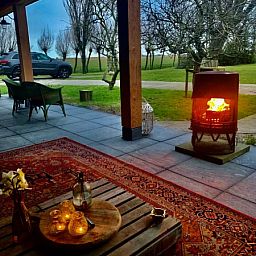 Knusse avond op het terras van 't Kaaps Huussie, vakantiehuis in Oosterend, Texel met buitenhaard.