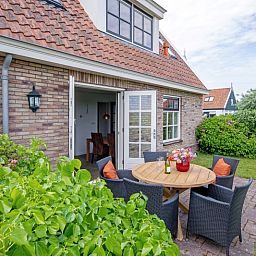 Sonnige Terrasse auf De Waddenschelpjes - De Mossel in Oosterend, Texel mit bequemen Sitzgelegenheiten.