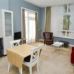 Stylish indoor space of Bed & Bed, a bed and breakfast in the polder Eierland, Texel, with cozy sitting area and kitchen.